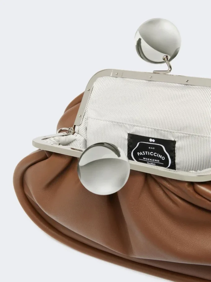Mittlere Pasticcino-Tasche aus glänzendem Nappaleder, tabakfarben Mittlere Pasticcino-Tasche aus glänzendem Nappaleder, tabakfarben