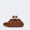 Mittlere Pasticcino-Tasche aus Leder mit Krokodilprägung, rotbraun