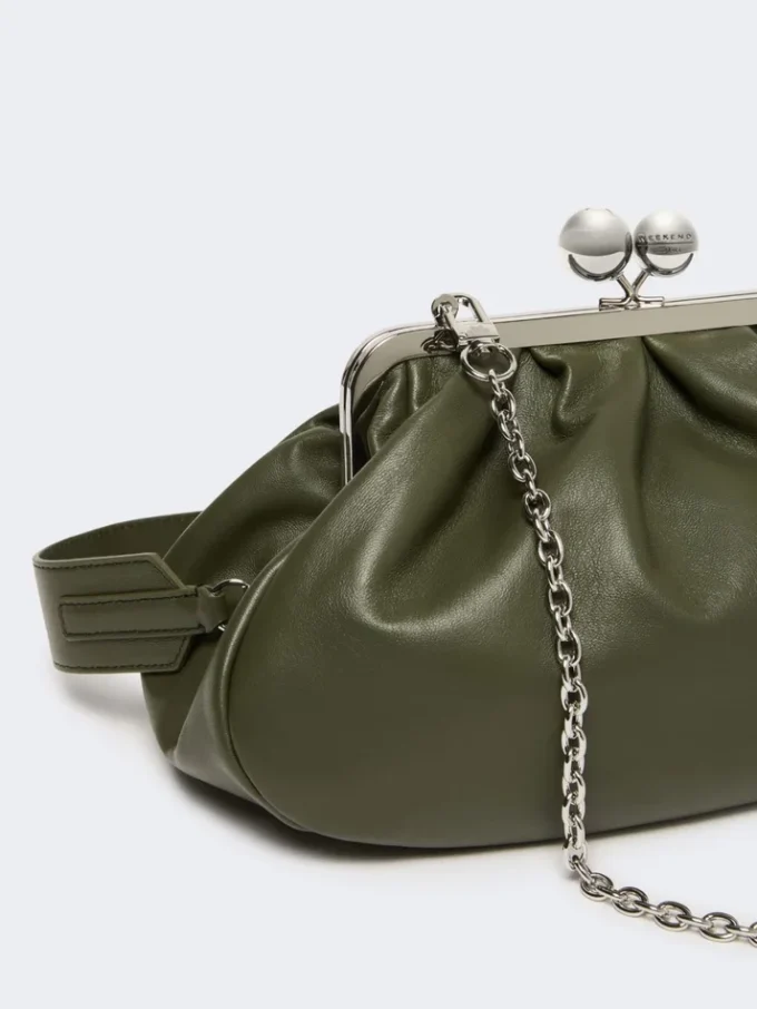 Mittlere Pasticcino-Tasche aus Schafsleder, dunkelgrün Mittlere Pasticcino-Tasche aus Schafsleder, dunkelgrün