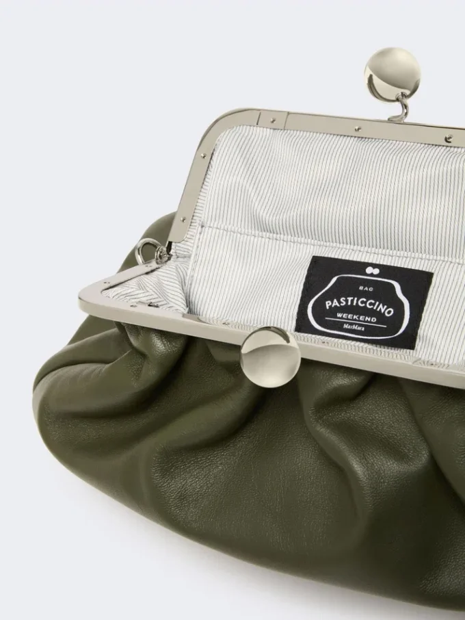 Mittlere Pasticcino-Tasche aus Schafsleder, dunkelgrün Mittlere Pasticcino-Tasche aus Schafsleder, dunkelgrün