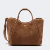Mittlere Tasche aus Teddy-Stoff in Marineblau, Camel Mittlere Tasche aus Teddy-Stoff in Marineblau, Camel