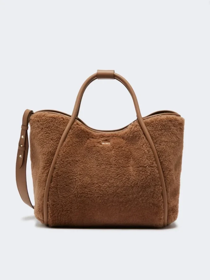 Mittlere Tasche aus Teddy-Stoff in Marineblau, Camel Mittlere Tasche aus Teddy-Stoff in Marineblau, Camel