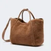 Mittlere Tasche aus Teddy-Stoff in Marineblau, Camel Mittlere Tasche aus Teddy-Stoff in Marineblau, Camel