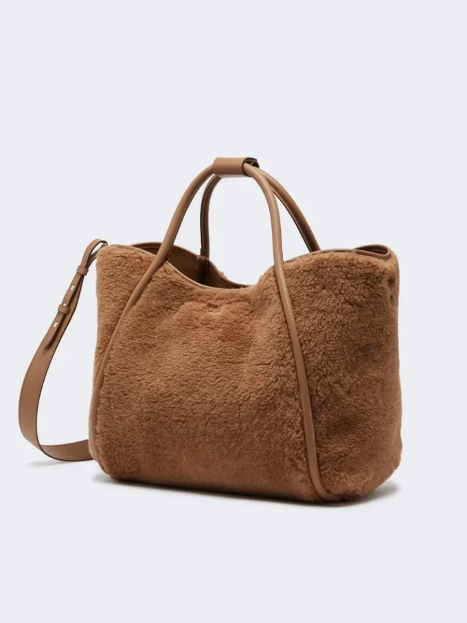 Mittlere Tasche aus Teddy-Stoff in Marineblau, Camel Mittlere Tasche aus Teddy-Stoff in Marineblau, Camel