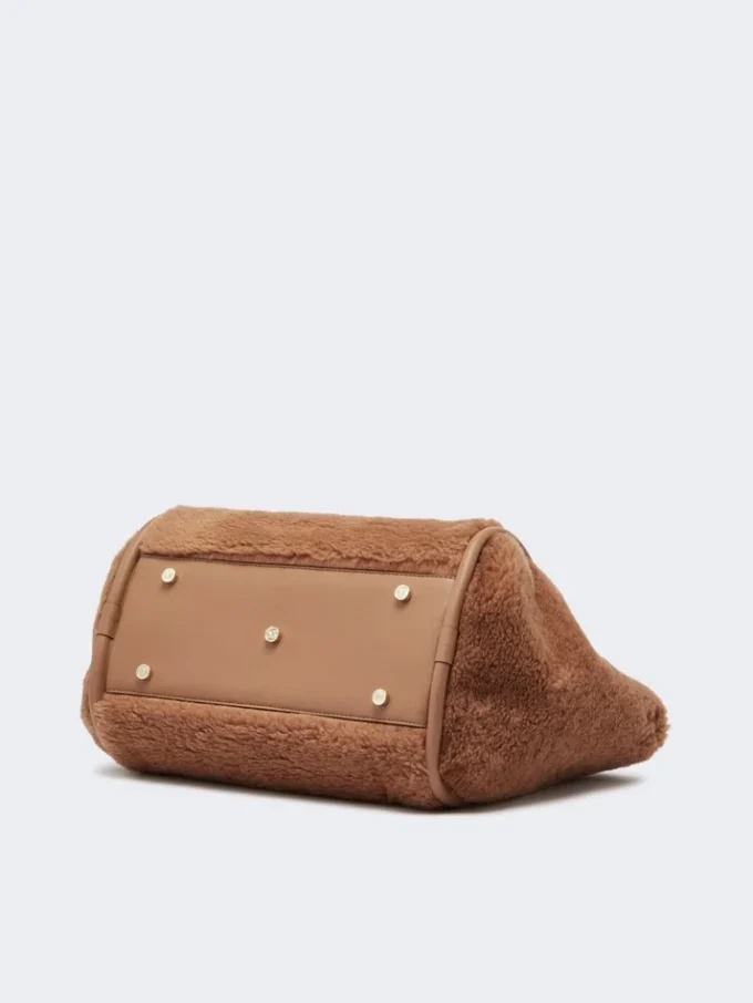 Mittlere Tasche aus Teddy-Stoff in Marineblau, Camel Mittlere Tasche aus Teddy-Stoff in Marineblau, Camel