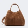 Mittlere Tasche aus Teddy-Stoff in Marineblau, Camel Mittlere Tasche aus Teddy-Stoff in Marineblau, Camel