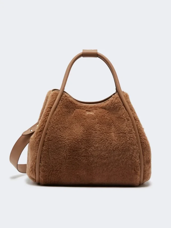 Mittlere Tasche aus Teddy-Stoff in Marineblau, Camel Mittlere Tasche aus Teddy-Stoff in Marineblau, Camel