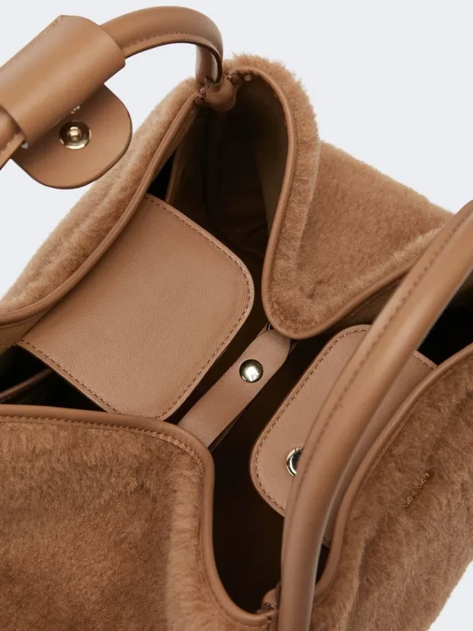 Mittlere Tasche aus Teddy-Stoff in Marineblau, Camel Mittlere Tasche aus Teddy-Stoff in Marineblau, Camel