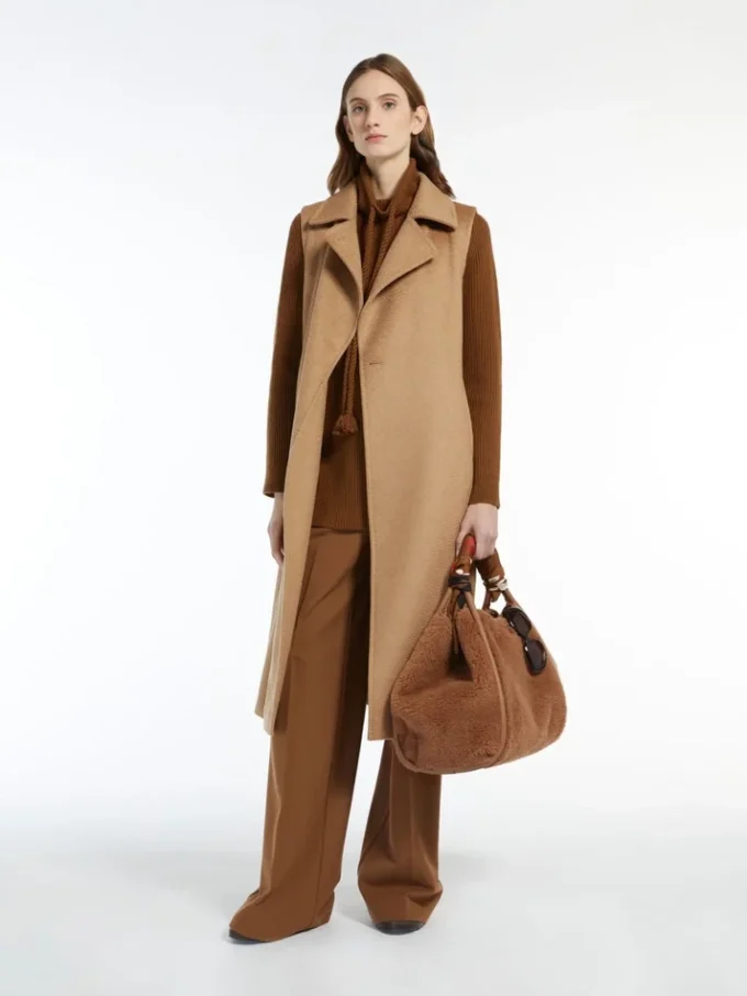Mittlere Tasche aus Teddy-Stoff in Marineblau, Camel Mittlere Tasche aus Teddy-Stoff in Marineblau, Camel