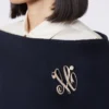 Monogramm-Brosche mit Strasssteinen, elfenbeinfarben Monogramm-Brosche mit Strasssteinen, elfenbeinfarben