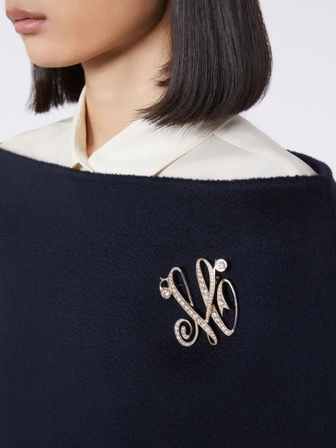 Monogramm-Brosche mit Strasssteinen, elfenbeinfarben Monogramm-Brosche mit Strasssteinen, elfenbeinfarben