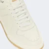 Niedrige Sneaker aus getrommeltem Leder, weiß