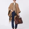 Poncho aus Jacquard-Wolle, kamelfarben Poncho aus Jacquard-Wolle, kamelfarben