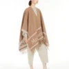 Poncho aus Jacquard-Wolle, kamelfarben Poncho aus Jacquard-Wolle, kamelfarben