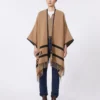 Poncho aus Jacquard-Wolle, kamelfarben Poncho aus Jacquard-Wolle, kamelfarben