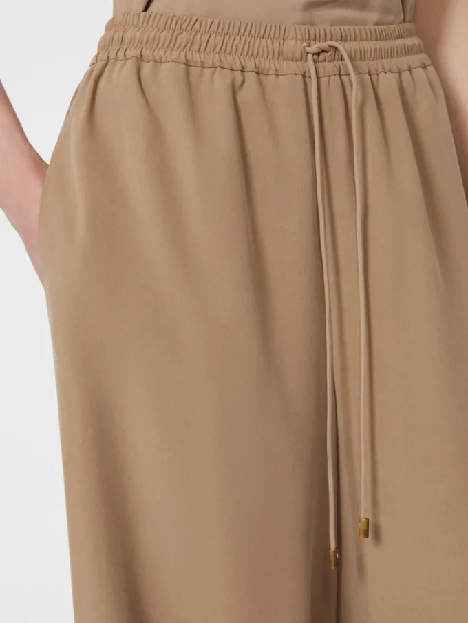 Weit geschnittene Hose aus gewaschener Seide, haselnussbraun