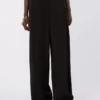 Weit geschnittene Hose aus Viskosesatin, schwarz Weit geschnittene Hose aus Viskosesatin, schwarz