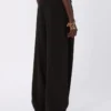 Weit geschnittene Hose aus Viskosesatin, schwarz Weit geschnittene Hose aus Viskosesatin, schwarz