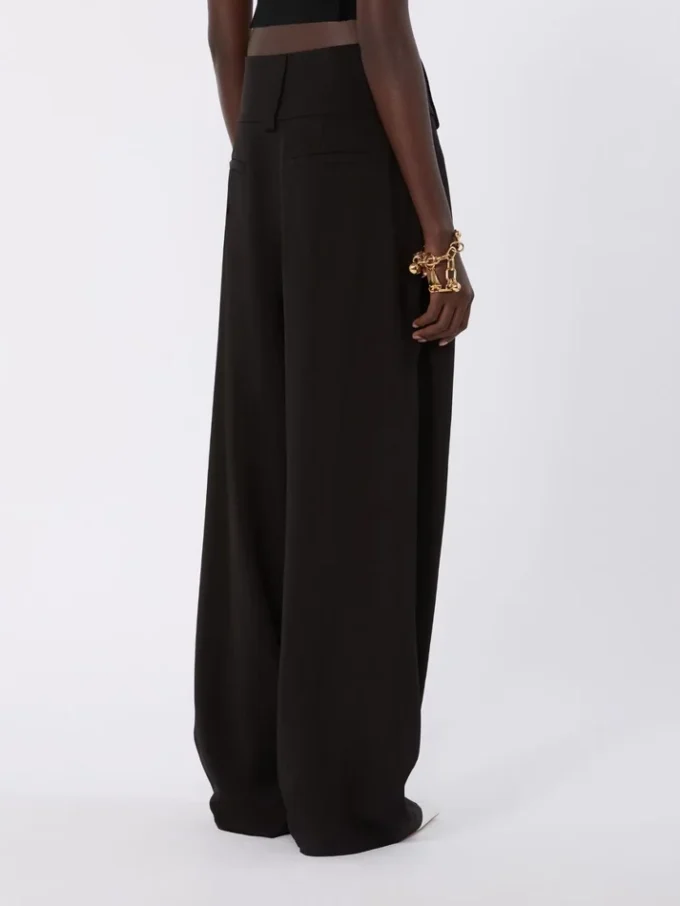 Weit geschnittene Hose aus Viskosesatin, schwarz Weit geschnittene Hose aus Viskosesatin, schwarz