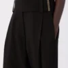 Weit geschnittene Hose aus Viskosesatin, schwarz Weit geschnittene Hose aus Viskosesatin, schwarz