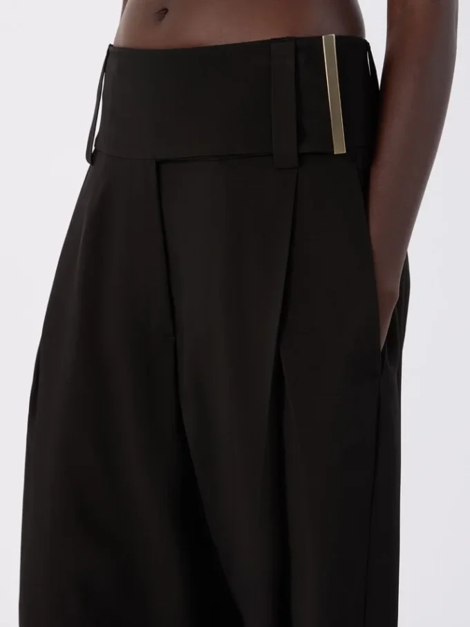 Weit geschnittene Hose aus Viskosesatin, schwarz Weit geschnittene Hose aus Viskosesatin, schwarz