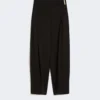 Weit geschnittene Hose aus Viskosesatin, schwarz Weit geschnittene Hose aus Viskosesatin, schwarz
