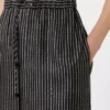 Weit geschnittene Seidenhose mit Print, schwarz-weiß