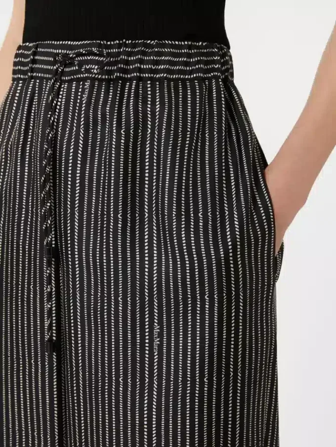 Weit geschnittene Seidenhose mit Print, schwarz-weiß