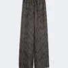 Weit geschnittene Seidenhose mit Print, schwarz-weiß