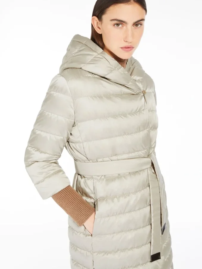 Wendbare Daunenjacke aus wasserabweisendem Satin, leicht