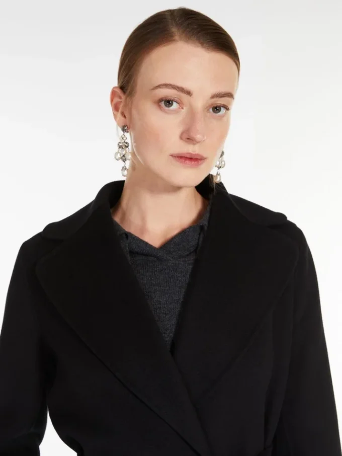 Wollmantel mit Drapierung, schwarz Wollmantel mit Drapierung, schwarz