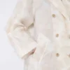 Zweireihiger Mantel aus Fil-Cupa-Jacquard, sandfarben Zweireihiger Mantel aus Fil-Cupa-Jacquard, sandfarben